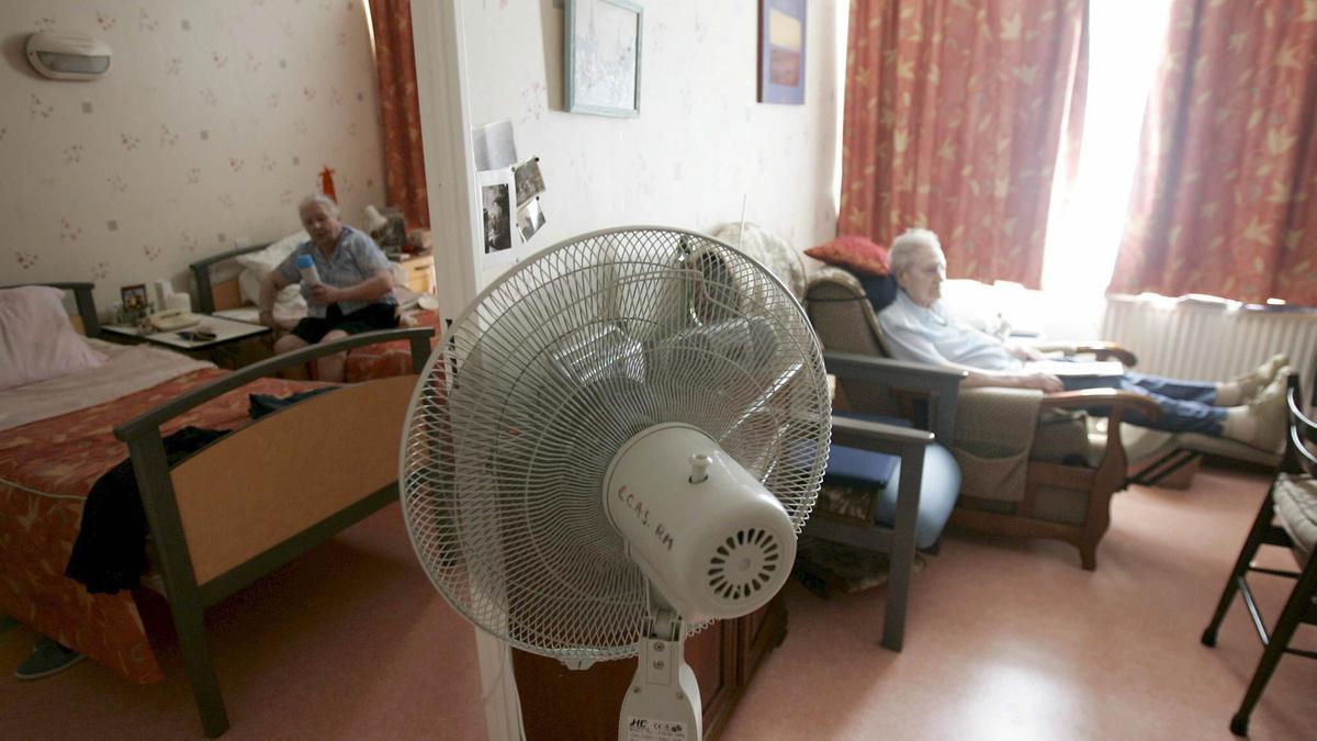 Una pareja de ancianos trata de combatir una ola de calor.