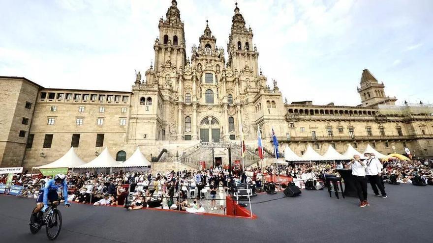 La Vuelta 2027 volverá a salir de Santiago de Compostela 45 años después