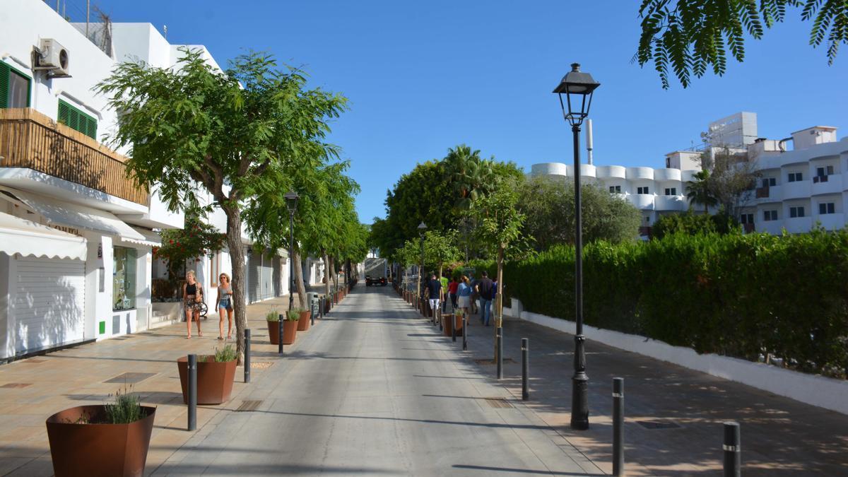Una de las calles del interior de Cala d'Or.