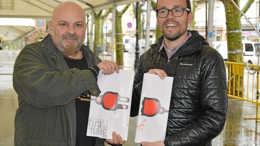 Francesc Ribera i David Font (amb ulleres) &#039;endollen&#039; la mostra multisectorial a la presentació d&#039;ahir