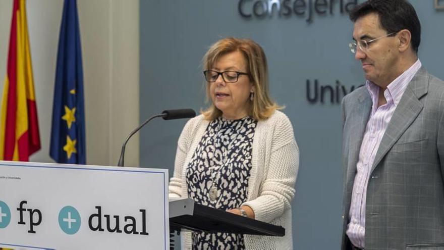 María Isabel Sánchez-Mora y Fernando Mateo, ayer durante la presentación de la oferta de Formación Profesional en la Región.