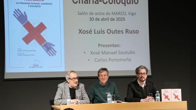Xosé Luis Outes (c.), xunto a
 Carlos Portomeñe (dereita) e
Xosé Manuel Soutullo. |  José Lores