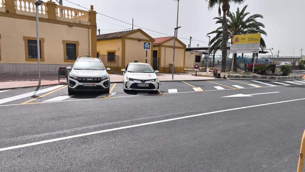 Zona reservada para taxis en el aparcamiento de la estación de tren de Sagunt.