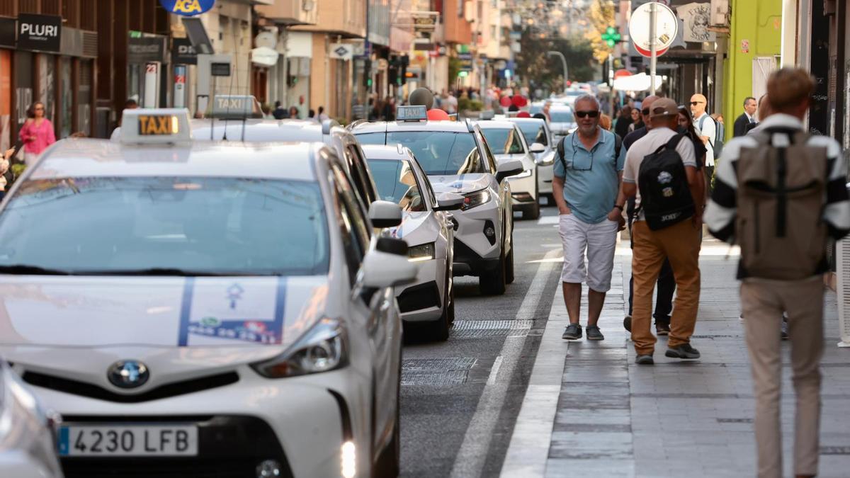 Los taxistas protestan por el descontrol de los VTC y los tuctucs en Alicante