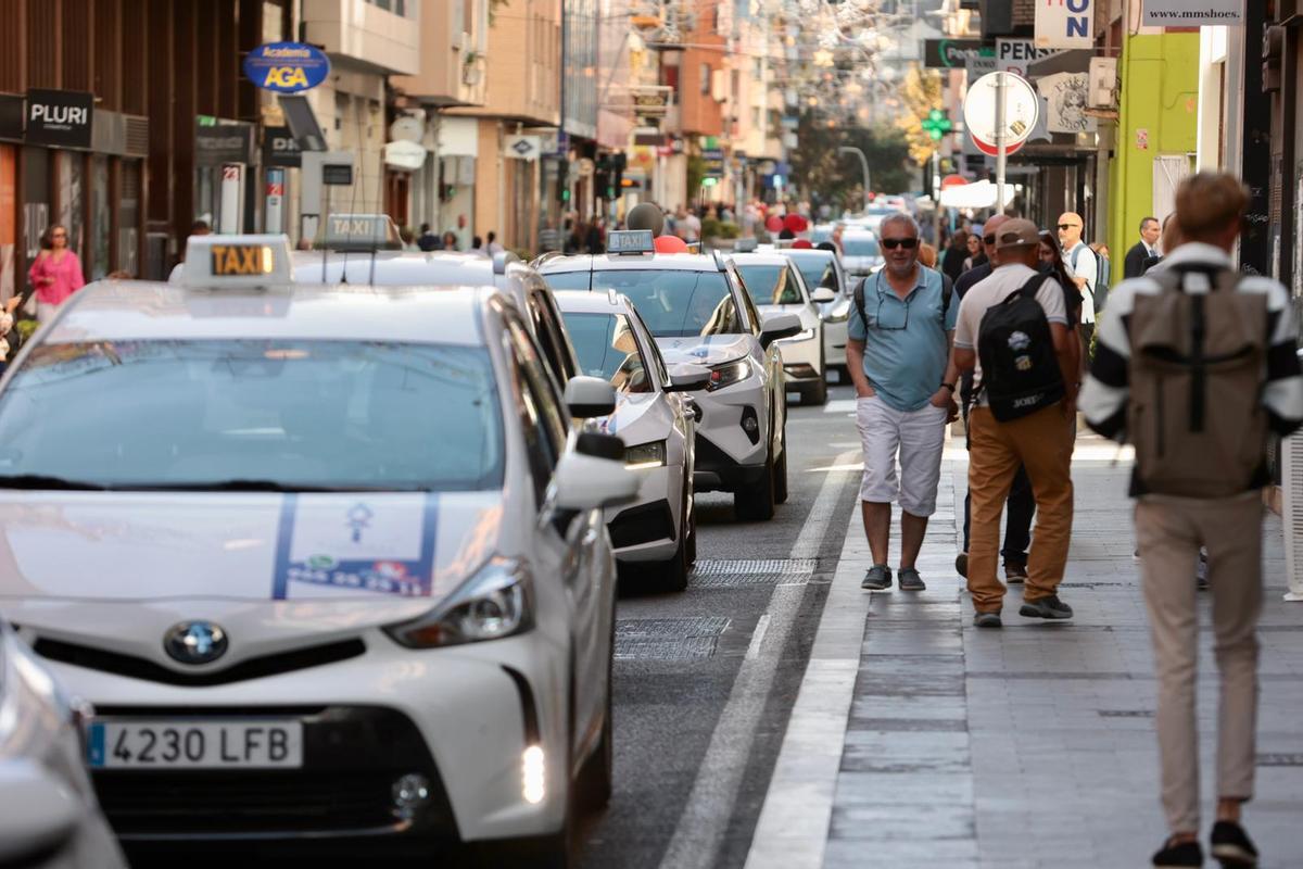 Los taxistas alicantinos se plantan: protesta masiva contra el caos de los VTC y los tuctucs