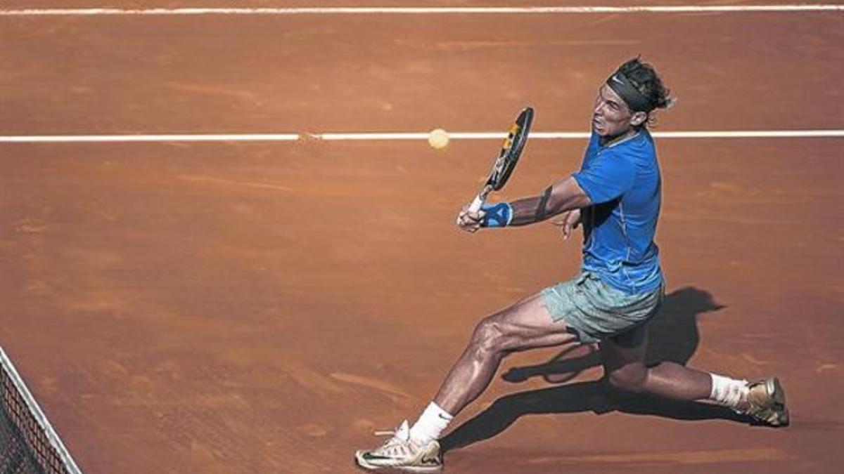 Nadal devuelve una dejada de Ramos, durante el partido del debut del número 1 en la pista central del RCT Barcelona.