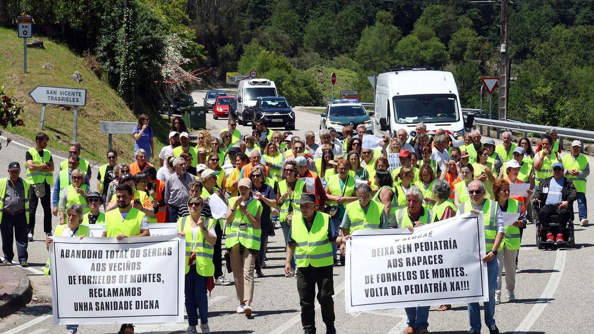 Vecinos de Fornelos marchan para reclamar que se reponga el servicio de pediatría
