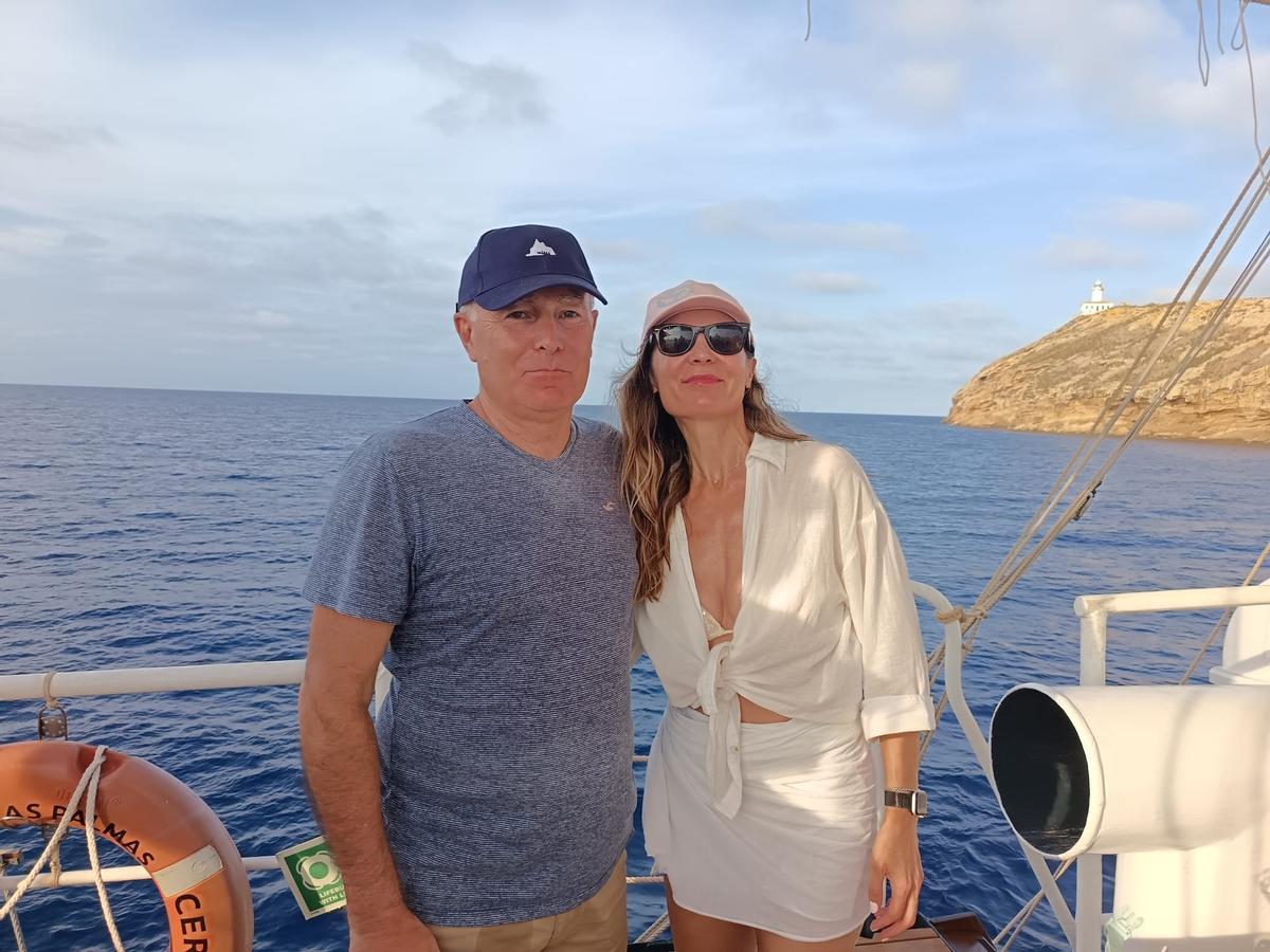 Javier y Pilar, con el faro de Illa Grossa al fondo.
