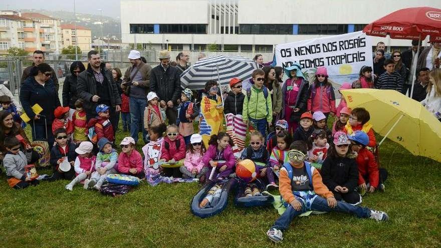 Protesta contra las altas temperaturas en el jardín del colegio, ayer, a las 8.45 horas.  // Brais Lorenzo