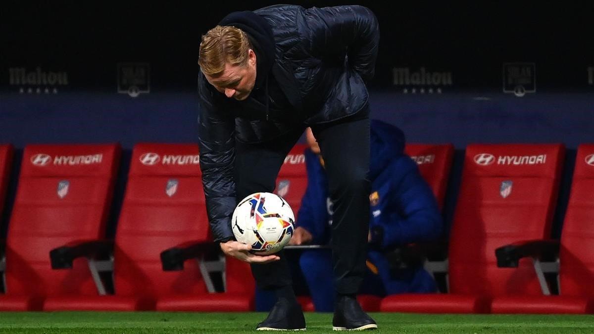 Koeman recoge el balón en el Metropolitano en el duelo con el Atlético.