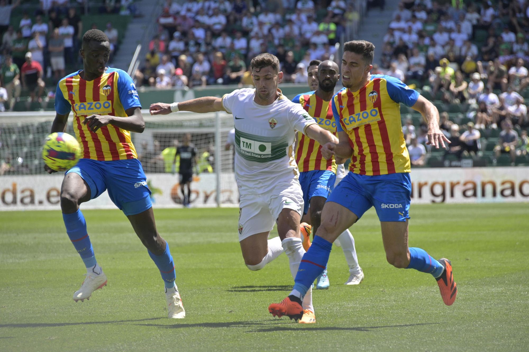 El Elche pone la alfombra al Valencia (0-2)