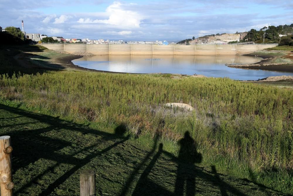 El embalse de Meicende, a un nivel muy bajo