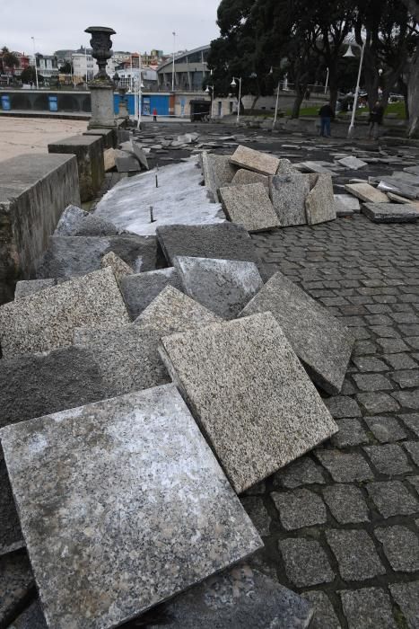 Daños en A Coruña por las olas en alerta roja