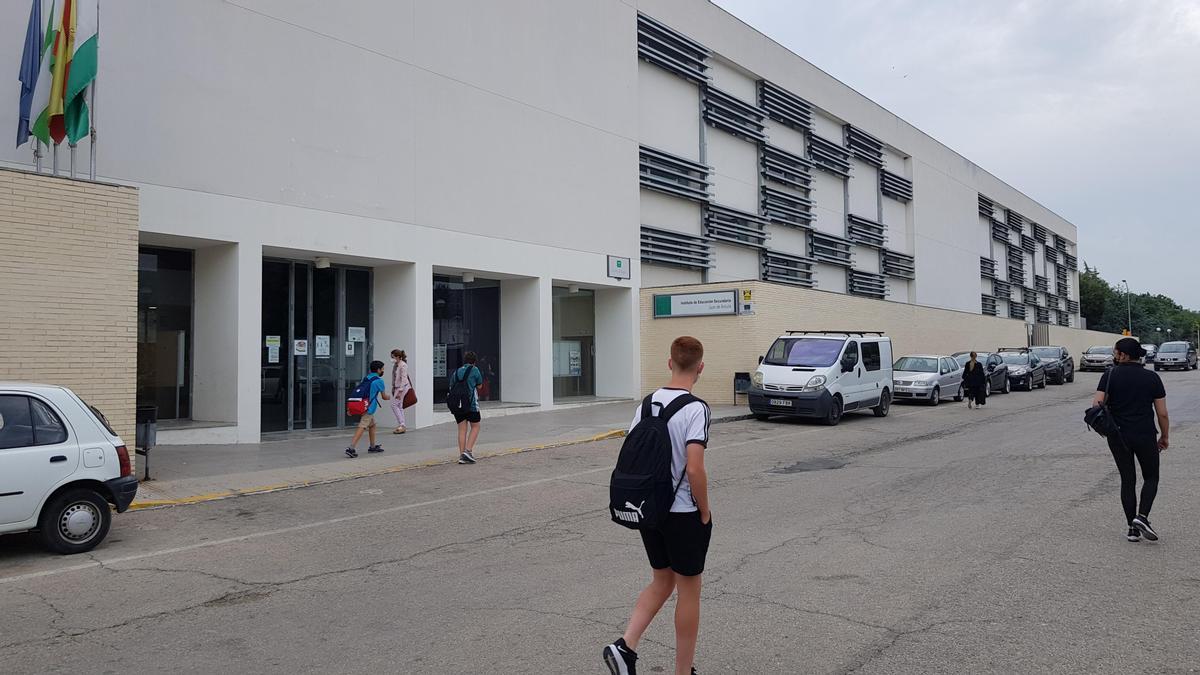 Alumnos acuden a la Selectividad en el IES Juan de Aréjula