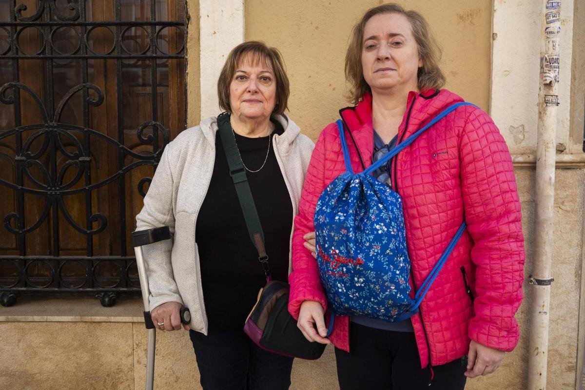 Josefa Soler, y su hija Patricia, pagan 500 euros por la limpieza del garaje de su finca.