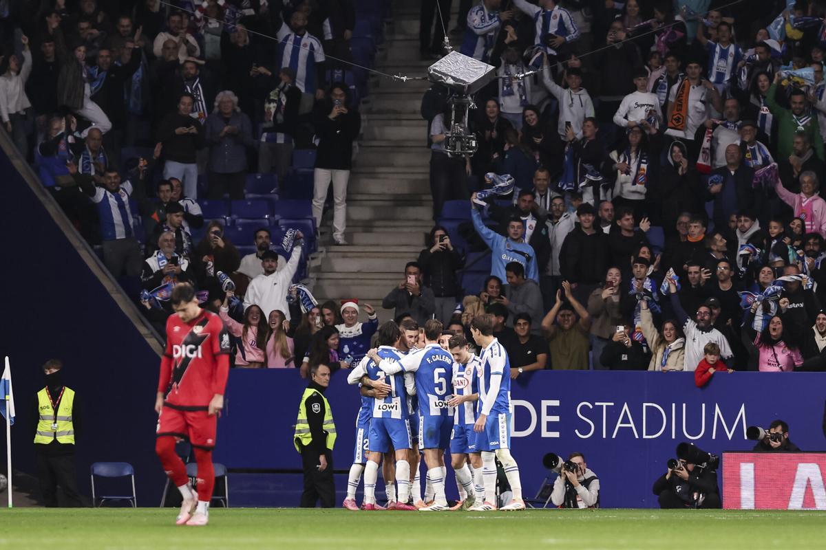 Los jugadores del Espanyol celebran la última victoria en casa ante el Rayo, el pasado 7 de diciembre.