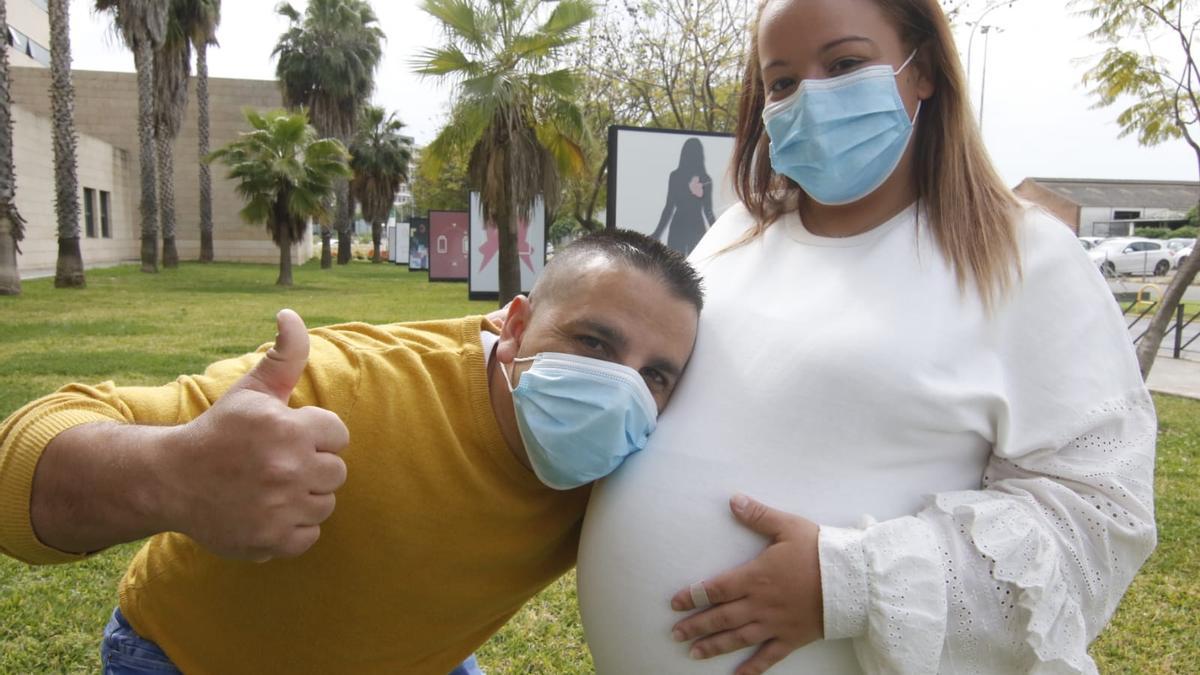 Zahira, la paciente operada junto a su marido, en el Reina Sofía, donde los médicos han informado de esta intervención pionera.