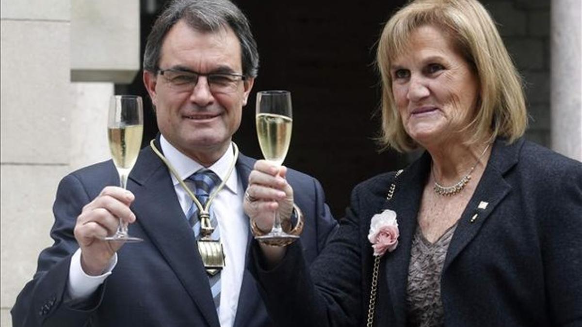 El presidente de la Generalitat, Artur Mas, y la presidenta del Parlament, Núria de Gispert, brindan el pasado 24 de diciembre en el Palau de la Generalitat, tras la toma de posesión del 'president'. REUTERS / ALBERT GEA