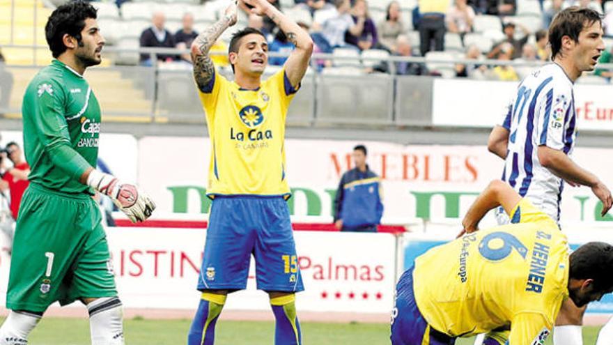 Portillo, en la imagen, lamenta que Herner se adelantara en el remate y le impidiera llegar a la pelota.