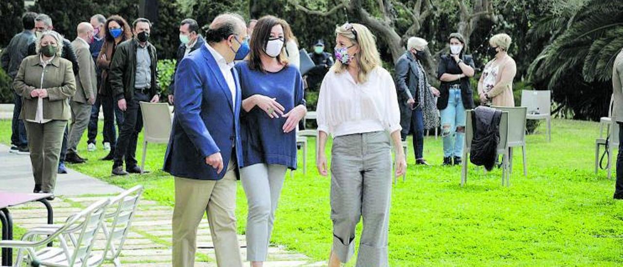 Francina Armengol, Yolanda Díaz y el alcalde de Calvià, Alfonso Rodríguez, que fue el anfitrión del acto con la ministra de Trabajo.