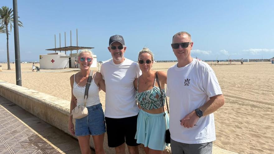 Turistas en València por el eclipse: "Hemos venido adrede desde Reino Unido, va a ser algo excepcional"