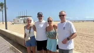 Turistas en València por el eclipse: "Hemos venido adrede desde Reino Unido, va a ser algo excepcional"
