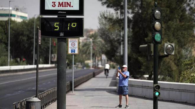 Un hombre fotografía un termómetro durante un ola de calor en Córdoba.