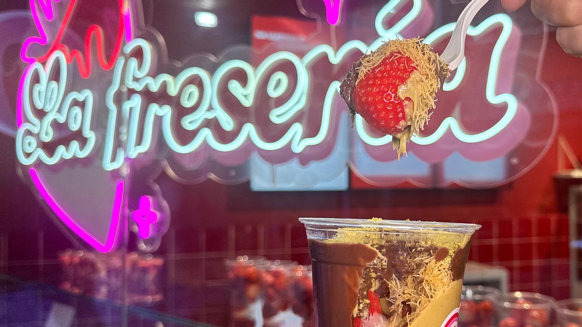 Fresas virales con el chocolate de Dubái con kataifi.