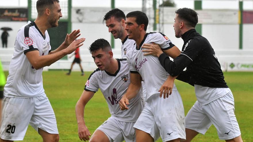 Jugadores del CD Pozoblanco celebran un gol en el Municipal.