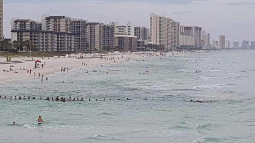 Imagen de la cadena humana improvisada en Florida para salvar a una familia.