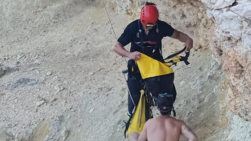 Un bombero atiende al rescatado.