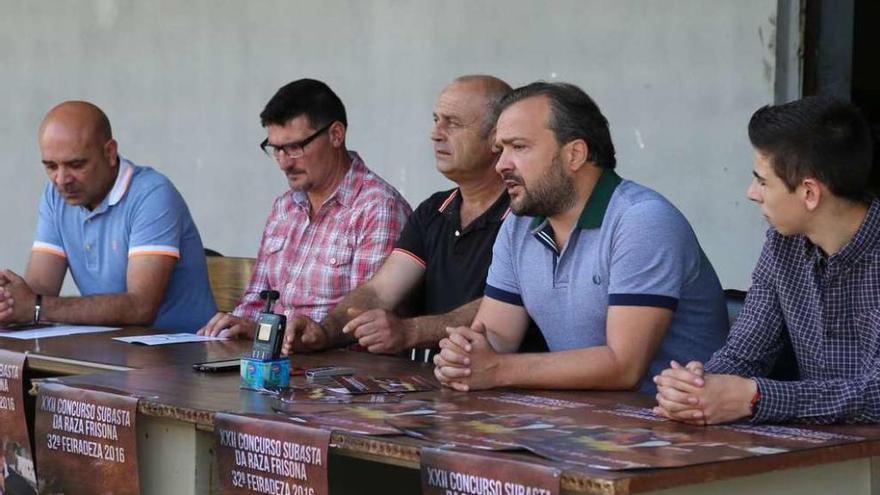 Rodríguez, Méndez, Hermida, Cuiña y Souto, ayer, durante la presentación de Feiradeza. // Bernabé