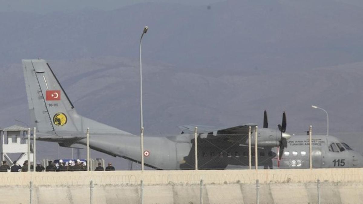 Miembros de la guardia de honor del ejército turco llevan el ataúd del piloto ruso que murió en el derribo de un avión de combate en Siria, en el aeropuerto de Hatay, Turquía.