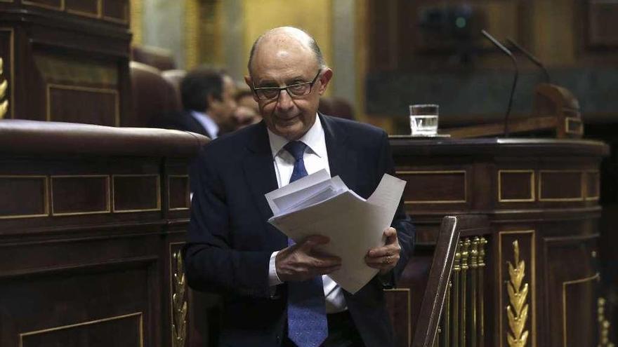 El ministro Cristóbal Montoro, ayer en el debate presupuestario en el Congreso. // Efe