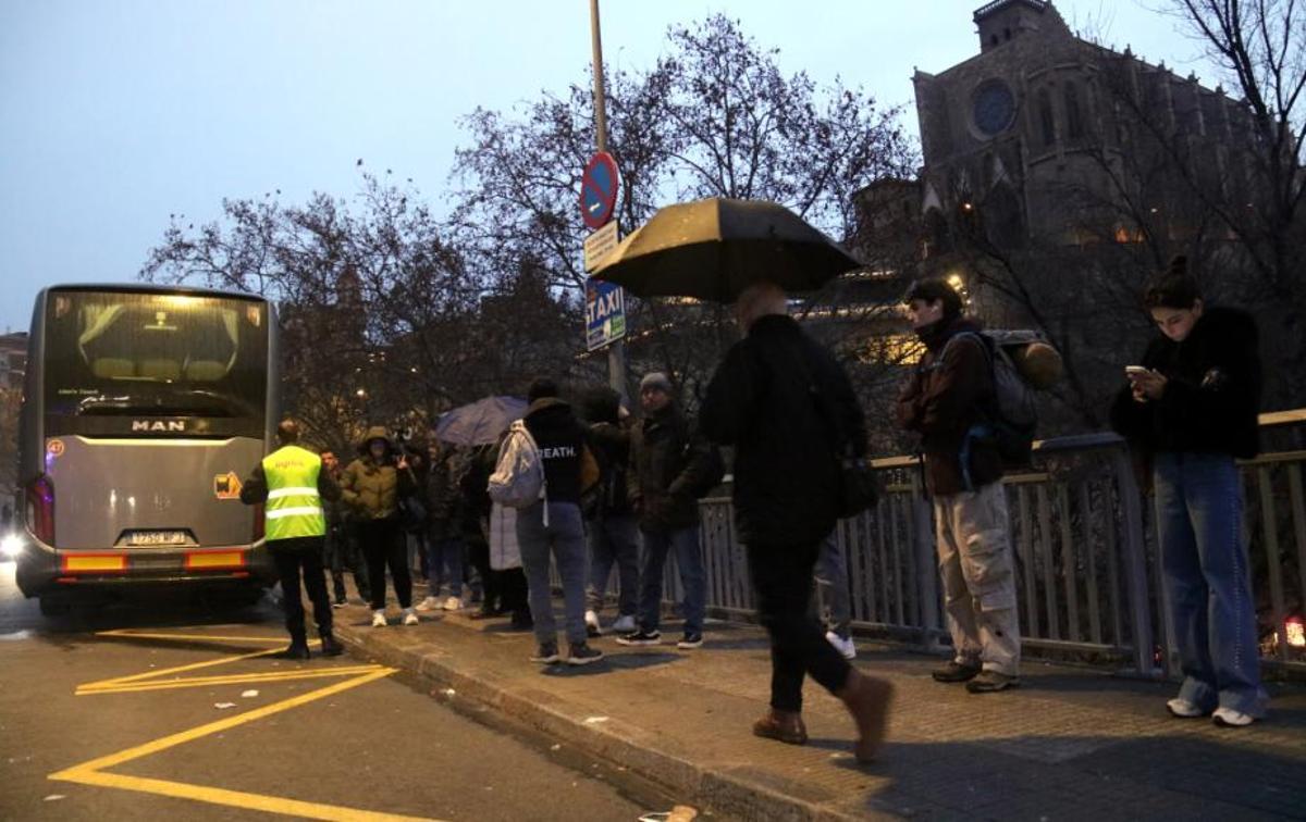 Cua per agafar l'autocar a Manresa  Data de publicació: dilluns 02 de febrer del 2026, 08:54  Localització: Manresa  Autor: Nia Escolà