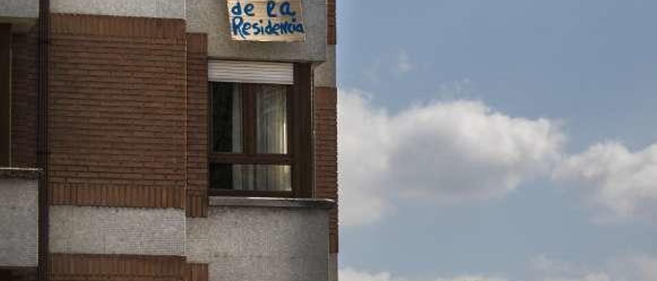 Mensajes de apoyo en las ventanas de los edificios de Grado para el personal y los enfermos de la residencia de ancianos.