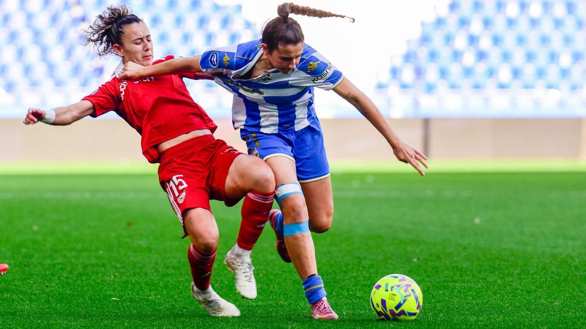 Lucía Rivas pelea un esférico en el Deportivo-Sevilla de la temporada 2025-26.