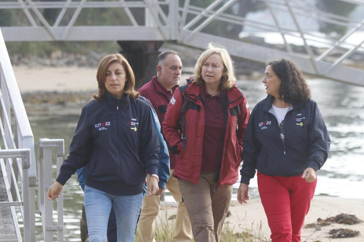 Cortegada: Separada por apenas 200 metros de la costa de Carril, esta isla vilagarciana que ayer visitó la conselleira (en la foto), alberga el bosque de laureles de mayor superficie de España. Además, conviven árboles centenarios con especies arbóreas autóctonas, como robles, pinos o sauces. Su archipiélago incluye a las islas Malveiras y As Briñas.