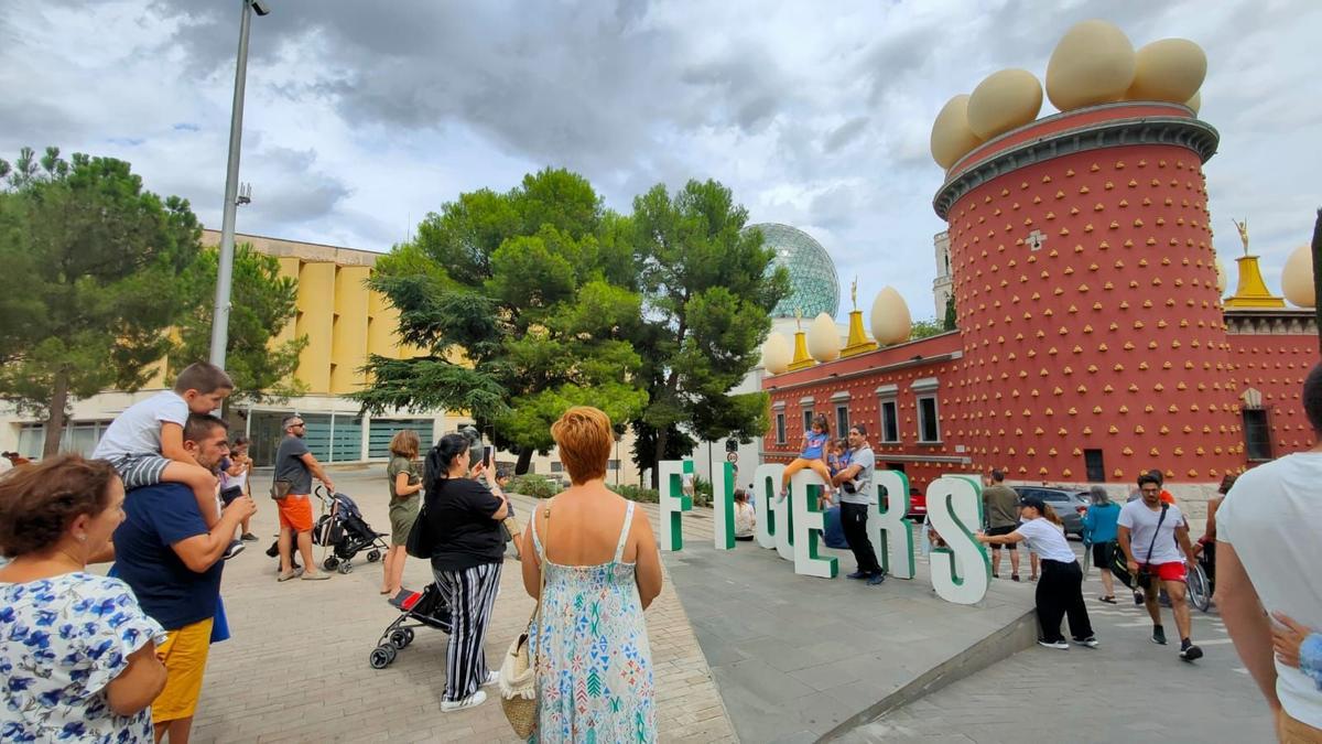 Grups de turistes al voltant del Museu Dalí en una imatge de l'estiu del 2022