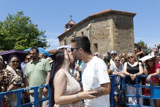EN IMÁGENES: ¡Un rito del beso de récord! Yaiza Perancho y Jesús Pintos pulverizan el número de trozos en el tradicional acto de la ermita de La Luz