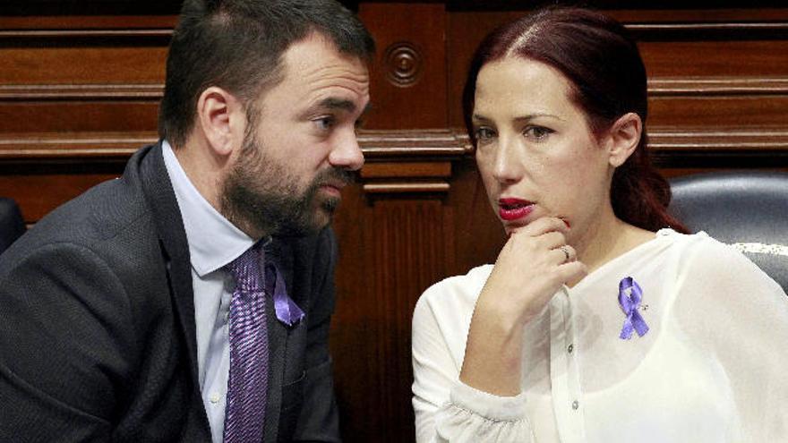 Aarón Afonso conversa con Patricia Hernández, ayer en el Parlamento.