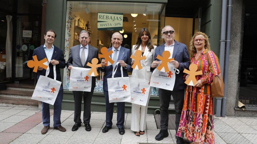 Por la izquierda, José Velasco, Alfredo Canteli, Luis Fernández-Vega, Leticia González, el actor Roberto Álvarez y Cristina Fernández, ayer, en la calle Cervantes. | FERNANDO RODRÍGUEZ