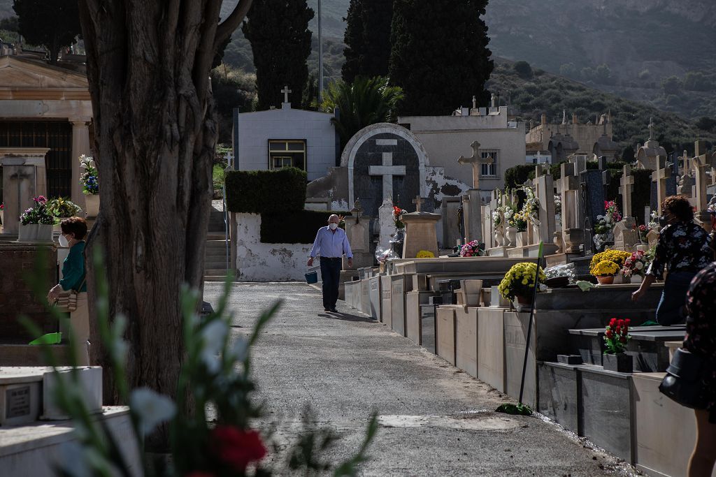 Víspera del día de Todos los Santos en el cementerio de Los Remedios de Cartagena