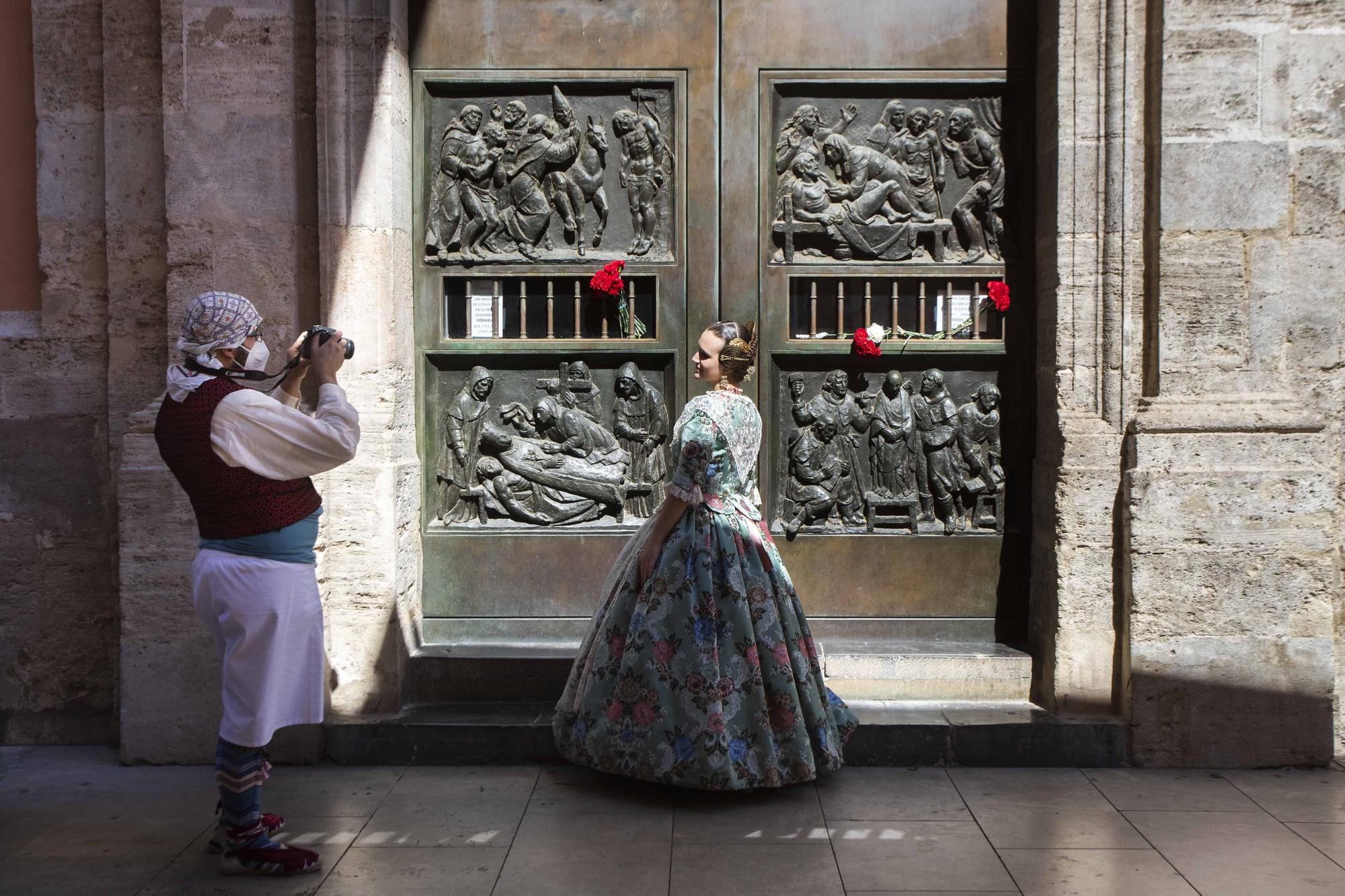 Flores de los falleros a la Virgen en el primer día de la "no ofrenda"