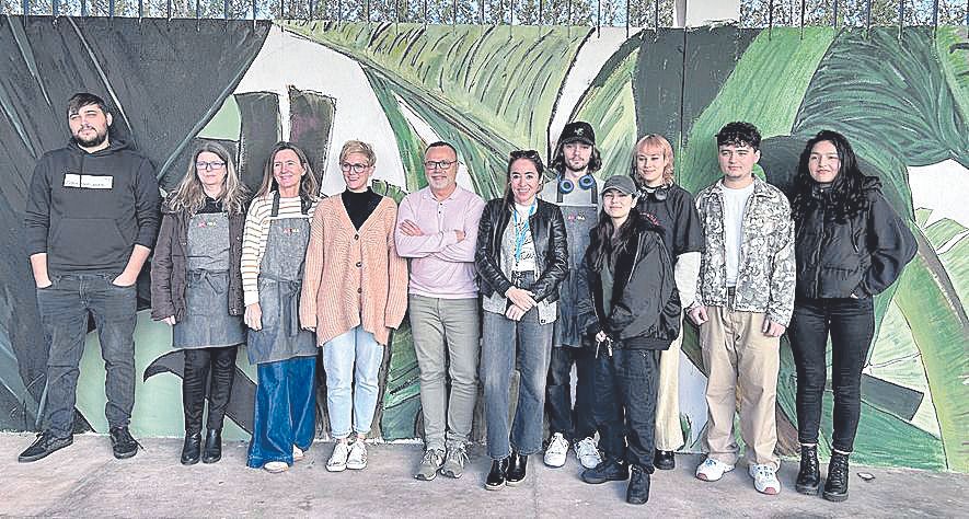 Grupo de alumnos de Bellas Artes de Adema junto a la artista y docente Carolina Adán.