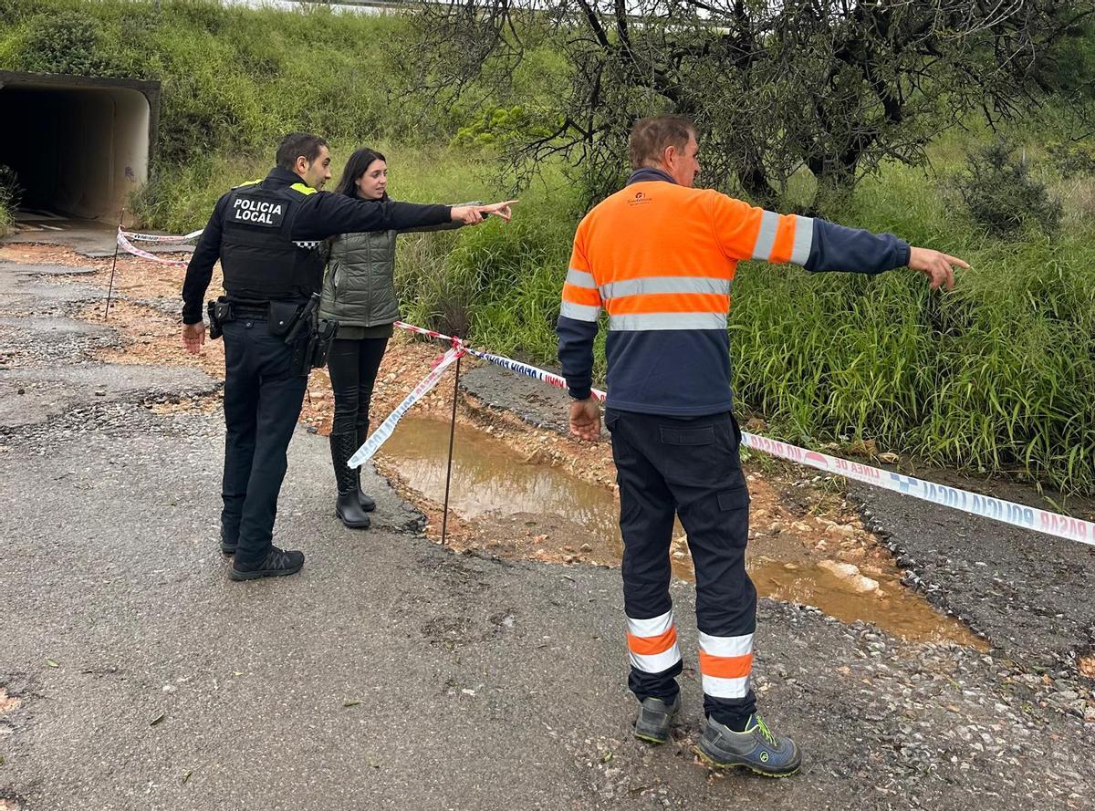 La alcaldesa de Torreblanca, Tania Agut, visitó uno de los caminos afectados.