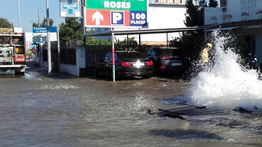 Una fuita d&#039;aigua provoca un col·lapse de trànsit a Roses