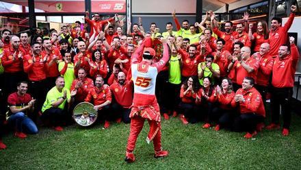 Carlos Sainz festeja su victoria en Australia con los miembros de la Scuderia Ferrari