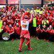 Carlos Sainz festeja su victoria en Australia con los miembros de la Scuderia Ferrari