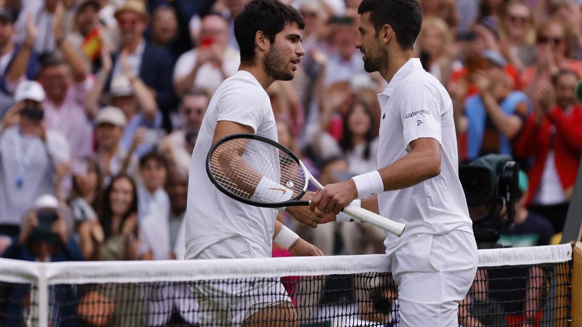 Carlos Alcaraz y Novak Djokovic, tras la final de Wimbledon
